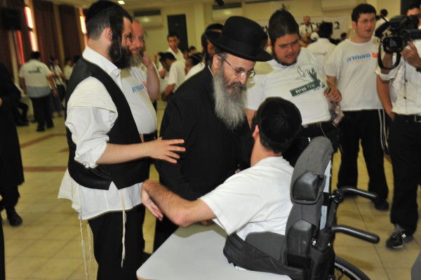 בקעמפ אחד: שר מהמפד"ל ובחורי ישיבה ליטאים