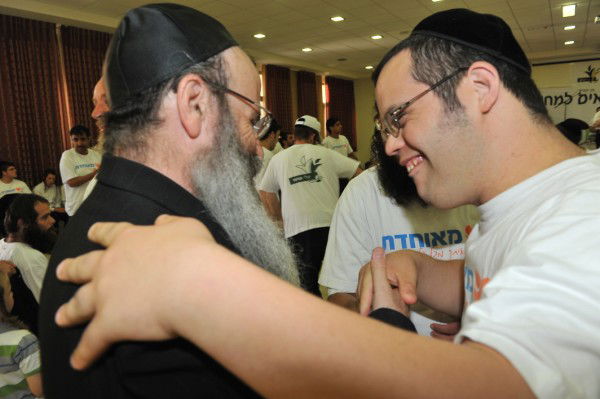 בקעמפ אחד: שר מהמפד"ל ובחורי ישיבה ליטאים