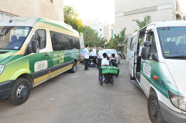 בקעמפ אחד: שר מהמפד"ל ובחורי ישיבה ליטאים