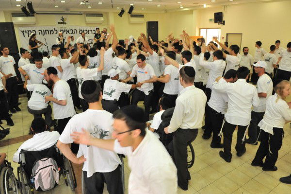 בקעמפ אחד: שר מהמפד"ל ובחורי ישיבה ליטאים