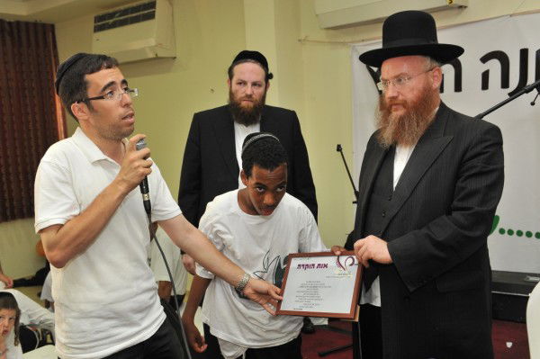 בקעמפ אחד: שר מהמפד"ל ובחורי ישיבה ליטאים