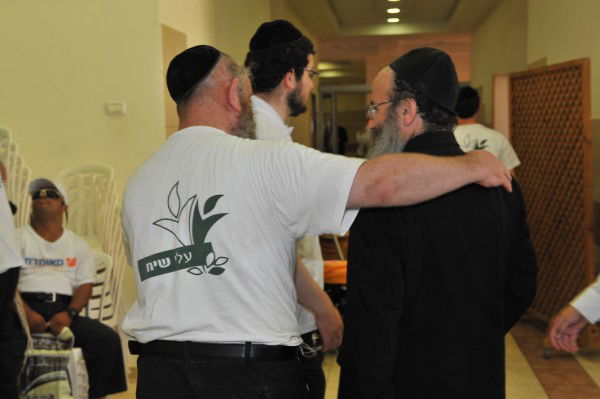 בקעמפ אחד: שר מהמפד"ל ובחורי ישיבה ליטאים