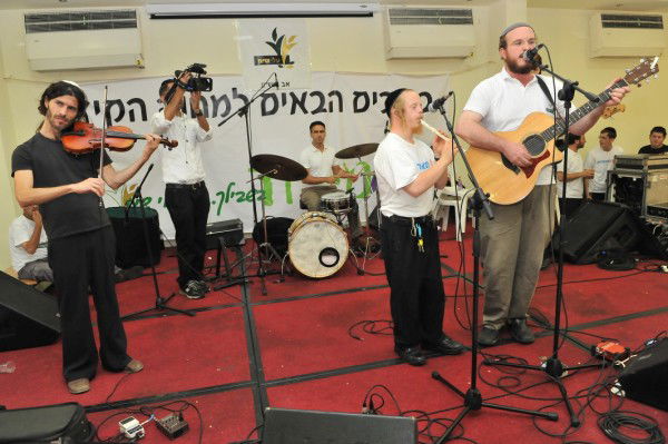 בקעמפ אחד: שר מהמפד"ל ובחורי ישיבה ליטאים