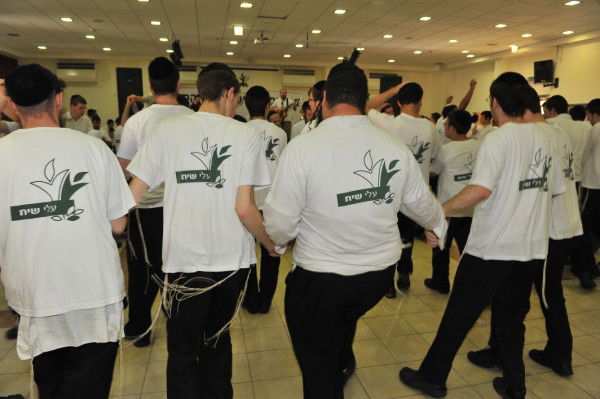 בקעמפ אחד: שר מהמפד"ל ובחורי ישיבה ליטאים