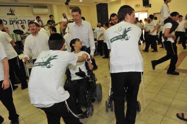 בקעמפ אחד: שר מהמפד"ל ובחורי ישיבה ליטאים