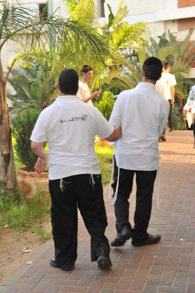 בקעמפ אחד: שר מהמפד"ל ובחורי ישיבה ליטאים