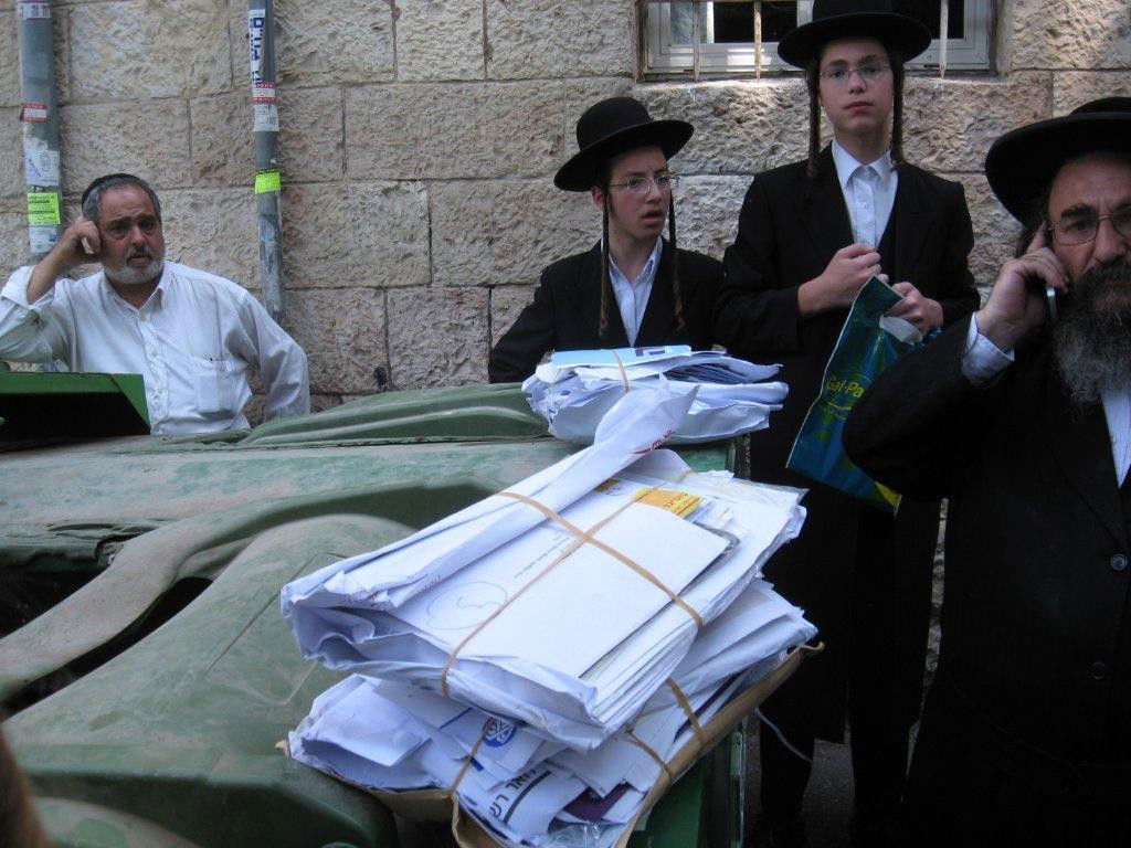 שערורייה בגאולה: הדוור זרק את הדואר לזבל