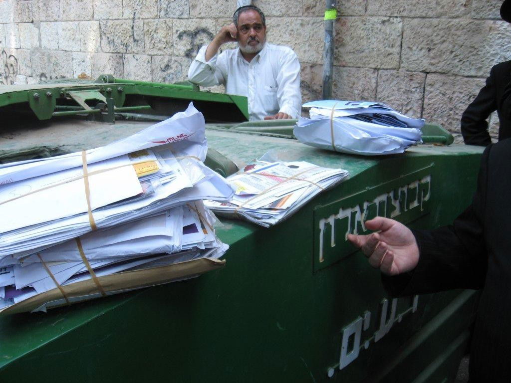 שערורייה בגאולה: הדוור זרק את הדואר לזבל