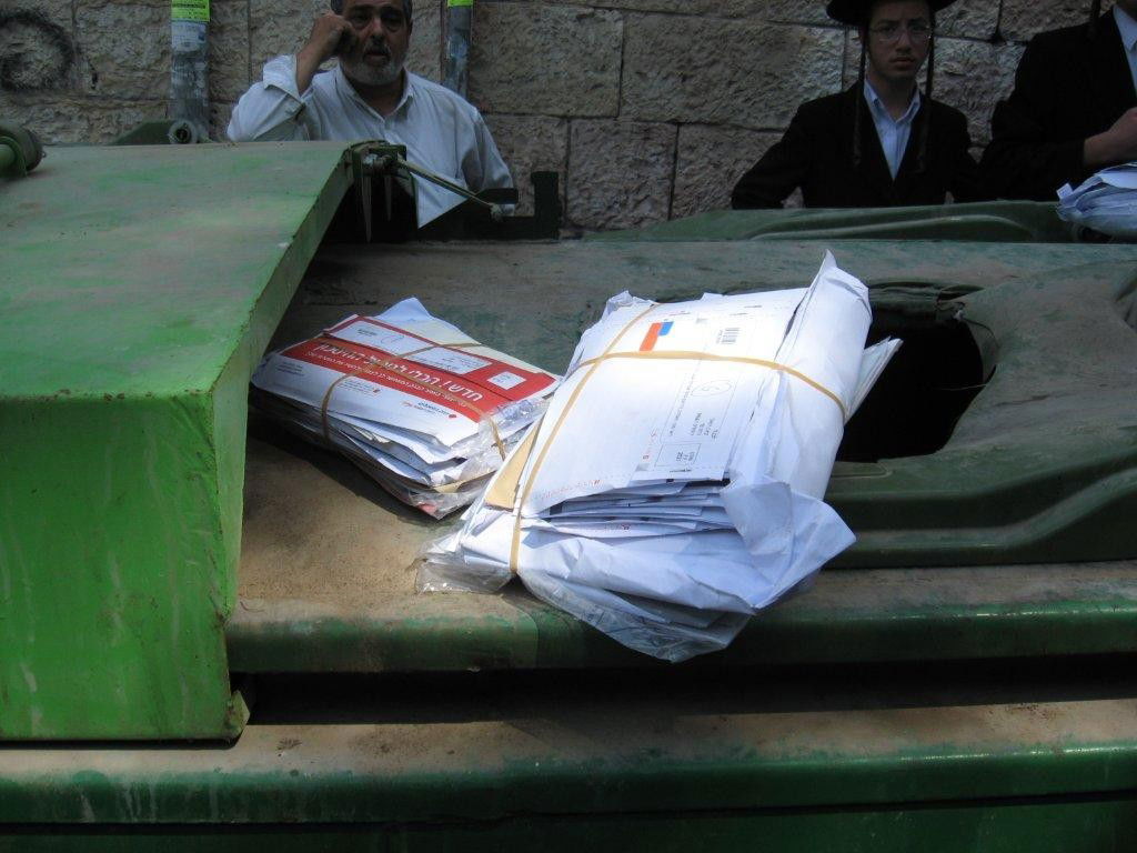 שערורייה בגאולה: הדוור זרק את הדואר לזבל