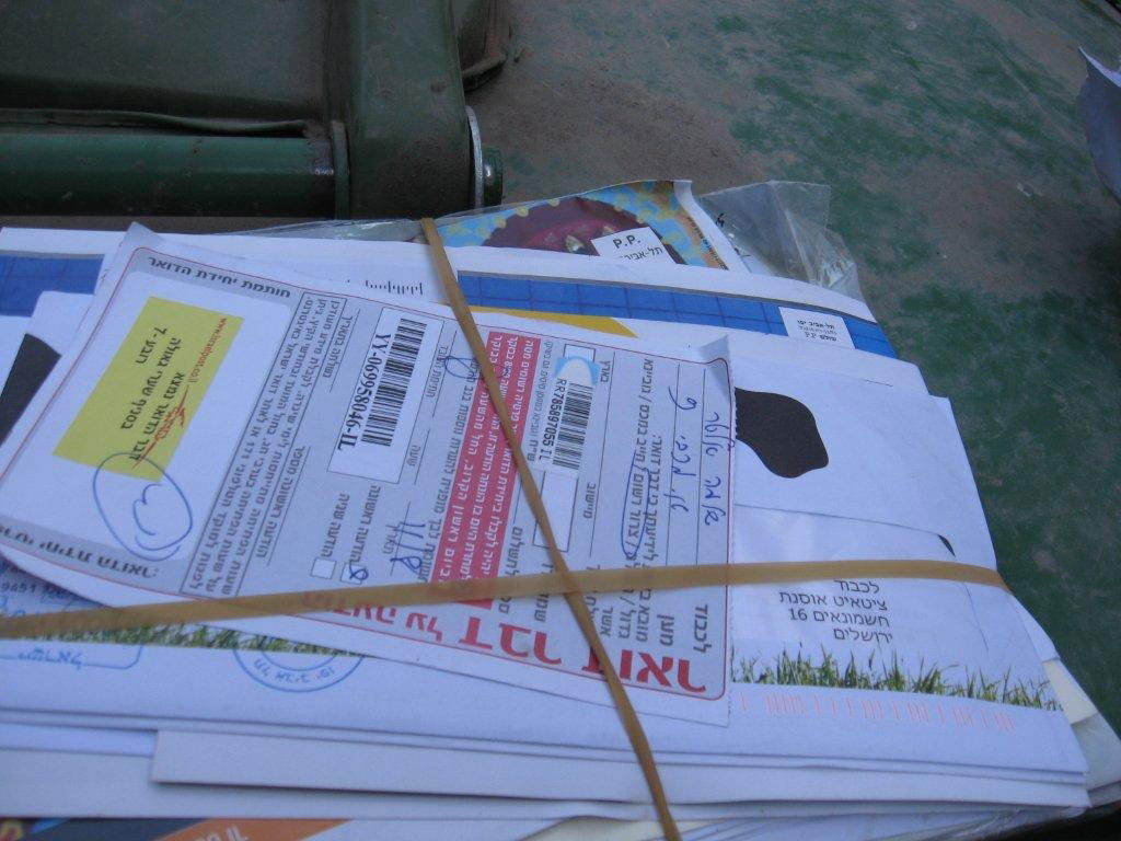 שערורייה בגאולה: הדוור זרק את הדואר לזבל