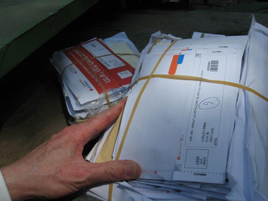 שערורייה בגאולה: הדוור זרק את הדואר לזבל