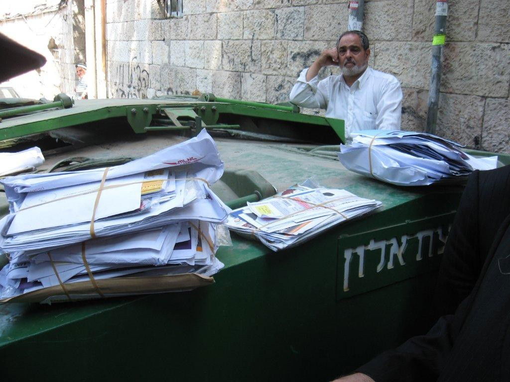 שערורייה בגאולה: הדוור זרק את הדואר לזבל