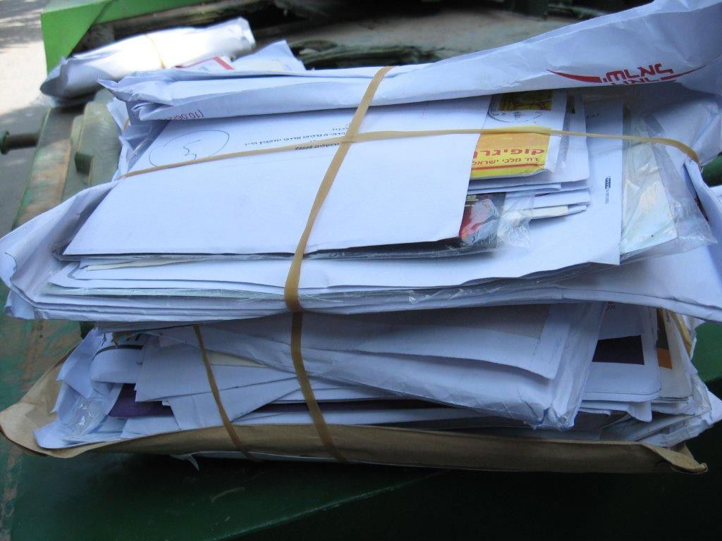 שערורייה בגאולה: הדוור זרק את הדואר לזבל