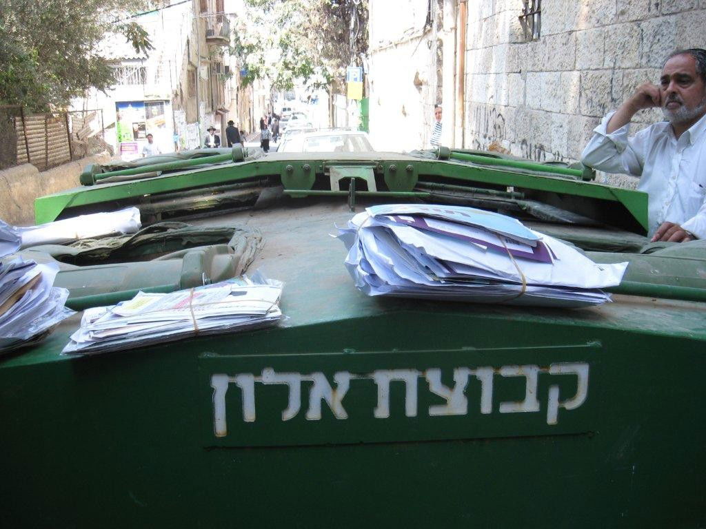 שערורייה בגאולה: הדוור זרק את הדואר לזבל