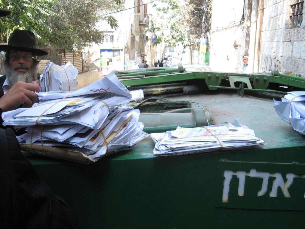 שערורייה בגאולה: הדוור זרק את הדואר לזבל