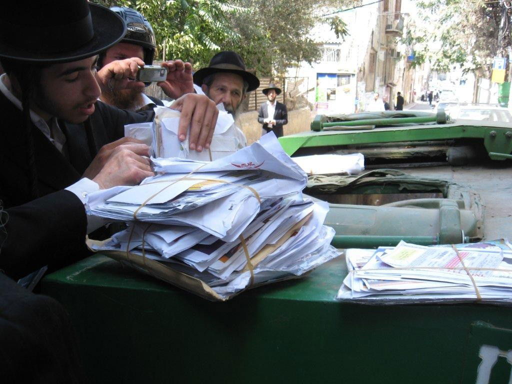 שערורייה בגאולה: הדוור זרק את הדואר לזבל