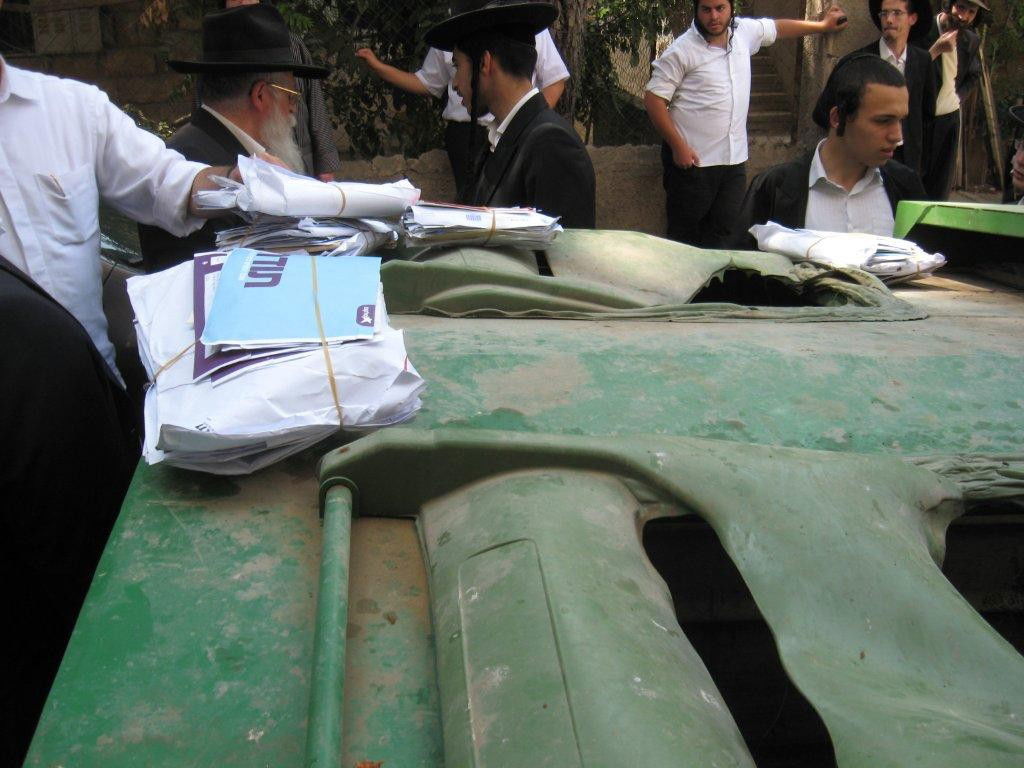 שערורייה בגאולה: הדוור זרק את הדואר לזבל