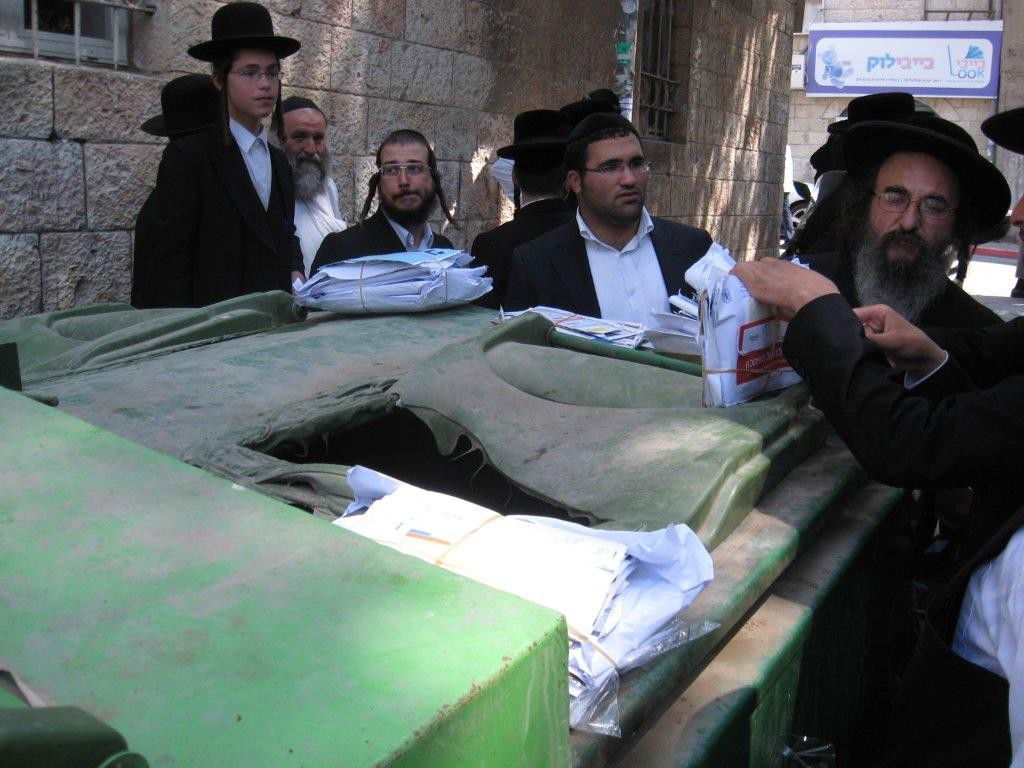 שערורייה בגאולה: הדוור זרק את הדואר לזבל