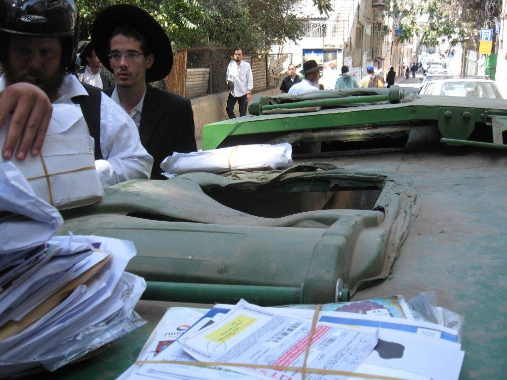 שערורייה בגאולה: הדוור זרק את הדואר לזבל