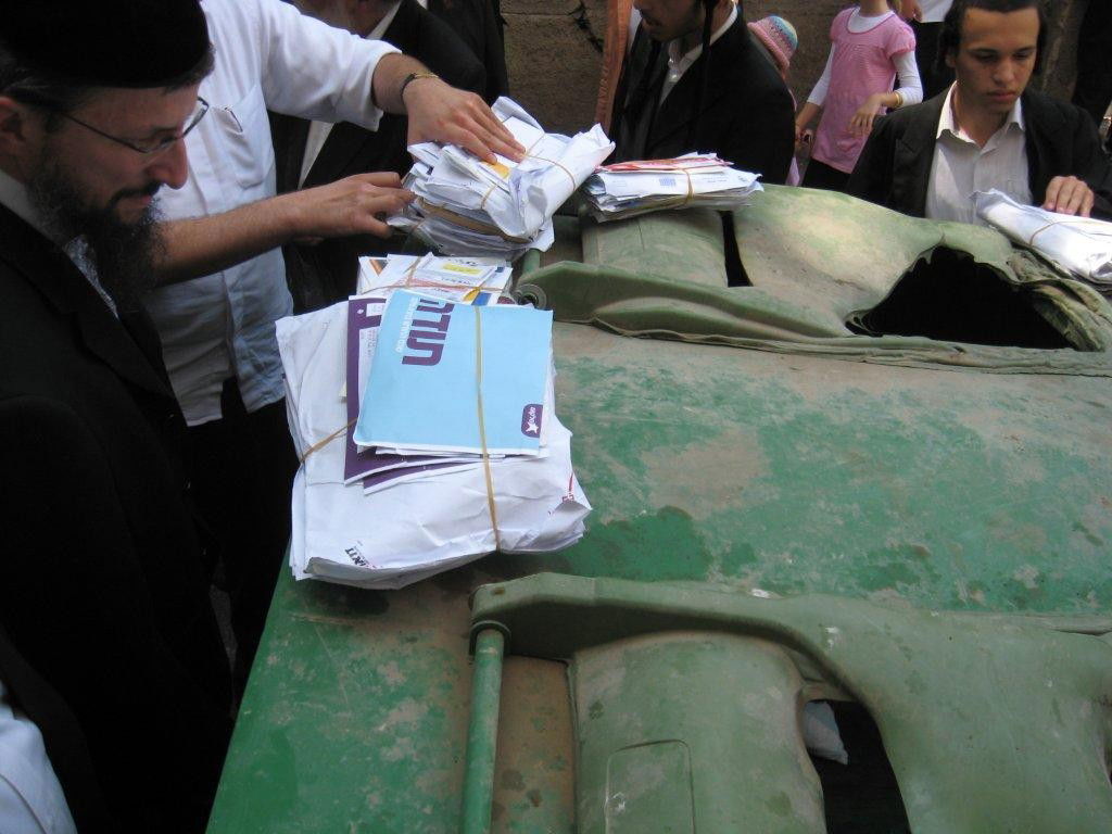 שערורייה בגאולה: הדוור זרק את הדואר לזבל