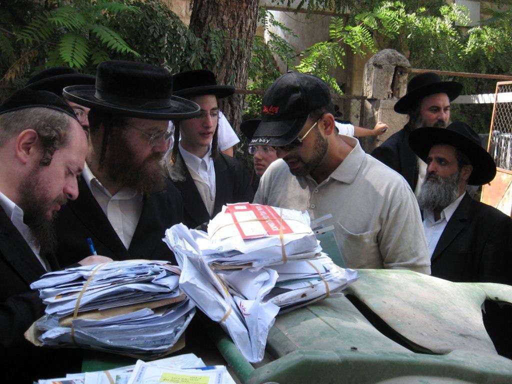 שערורייה בגאולה: הדוור זרק את הדואר לזבל