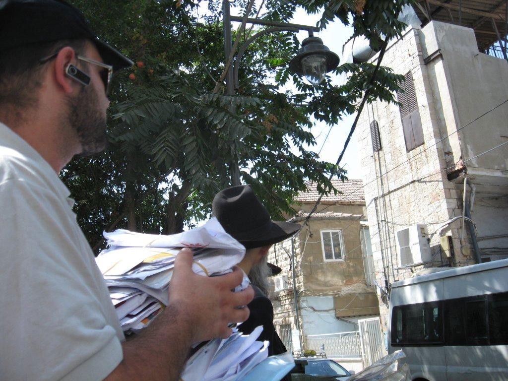 שערורייה בגאולה: הדוור זרק את הדואר לזבל