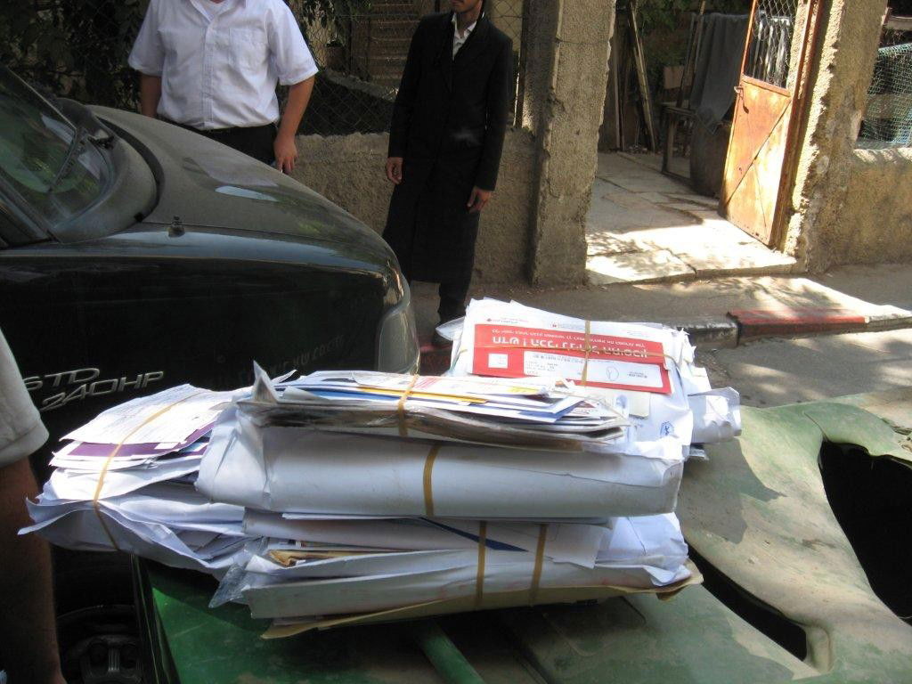 שערורייה בגאולה: הדוור זרק את הדואר לזבל