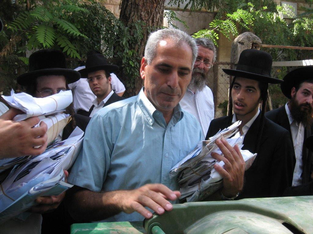 שערורייה בגאולה: הדוור זרק את הדואר לזבל