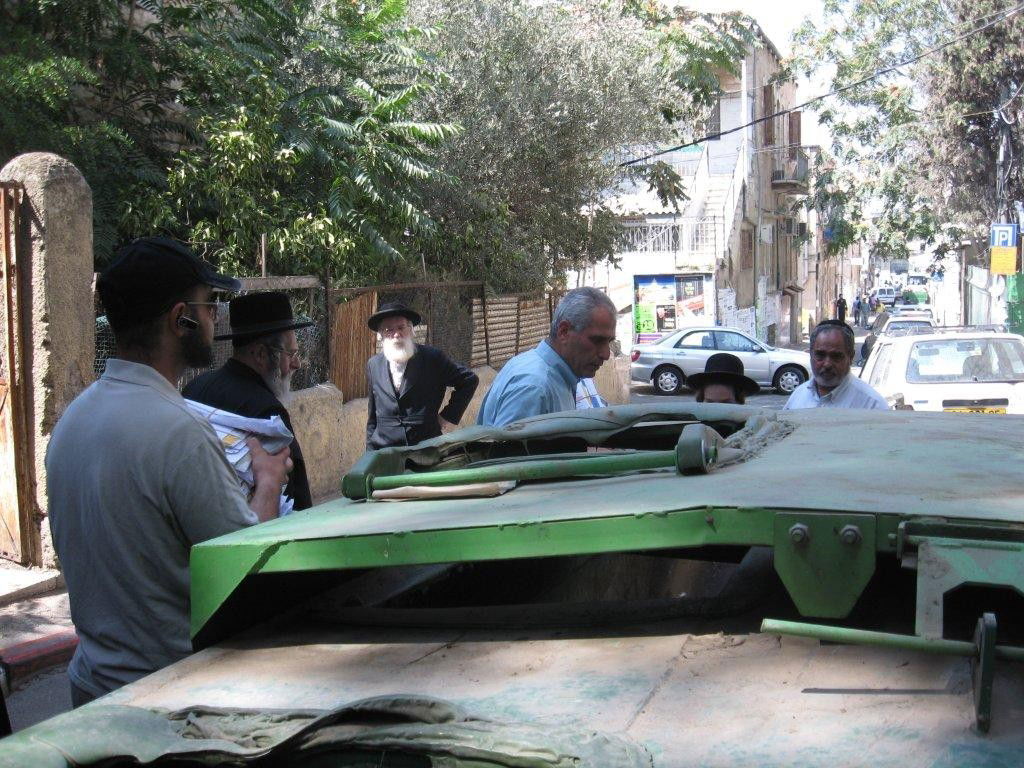 שערורייה בגאולה: הדוור זרק את הדואר לזבל