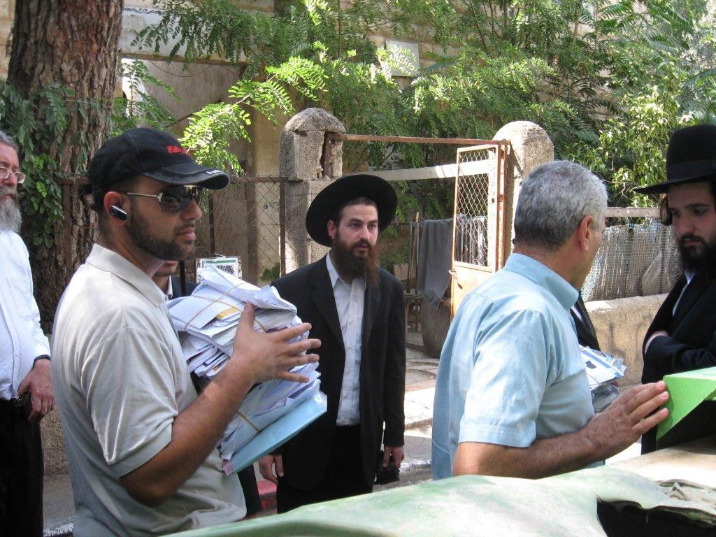 שערורייה בגאולה: הדוור זרק את הדואר לזבל