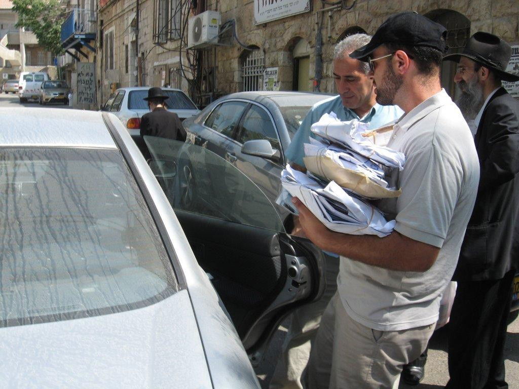 שערורייה בגאולה: הדוור זרק את הדואר לזבל