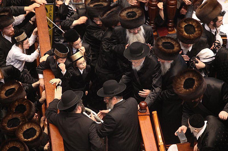 תיעוד מרהיב: מרן הגרי"ש בברית לנכד הרבי מבעלזא