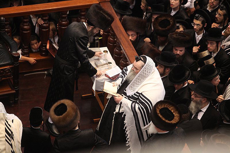 תיעוד מרהיב: מרן הגרי"ש בברית לנכד הרבי מבעלזא