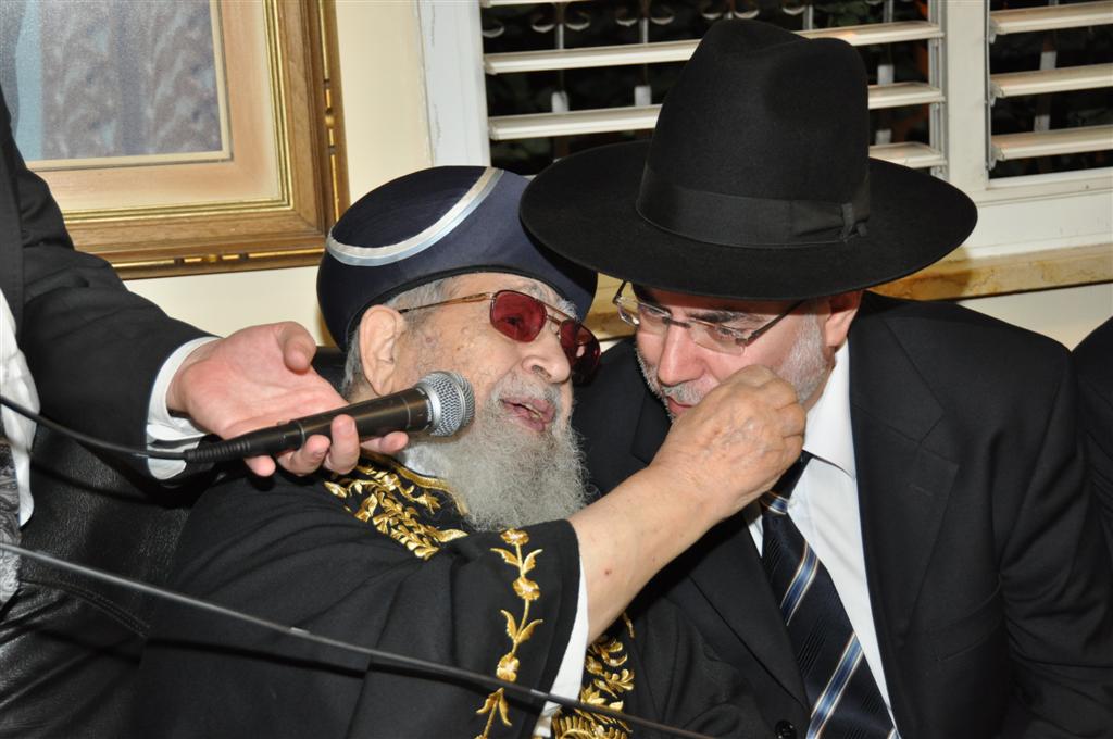 הגר"ע יוסף על בניזרי: "אוהב אותו יותר מבני"