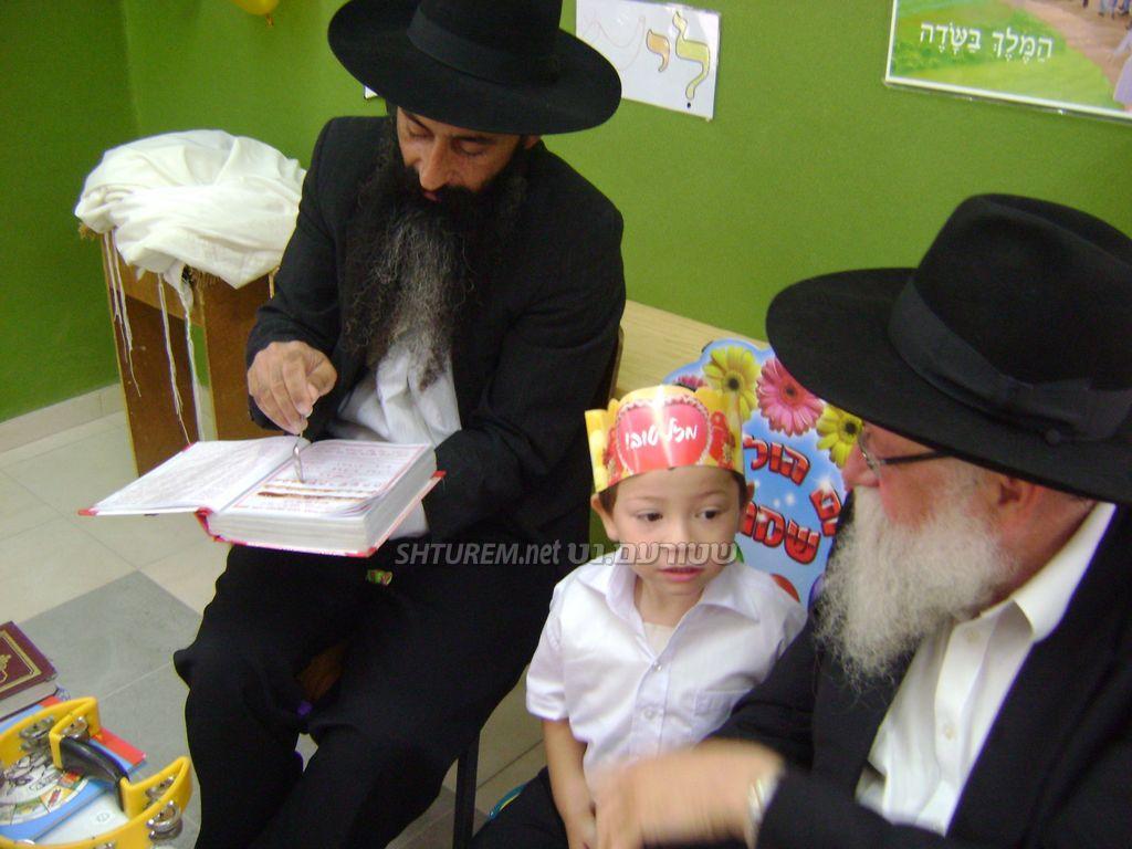 תיעוד מרגש: מוישי הולצברג הוכנס לחיידר