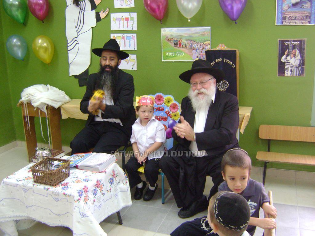 תיעוד מרגש: מוישי הולצברג הוכנס לחיידר