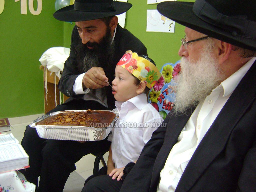 תיעוד מרגש: מוישי הולצברג הוכנס לחיידר