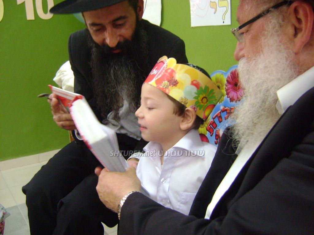 תיעוד מרגש: מוישי הולצברג הוכנס לחיידר