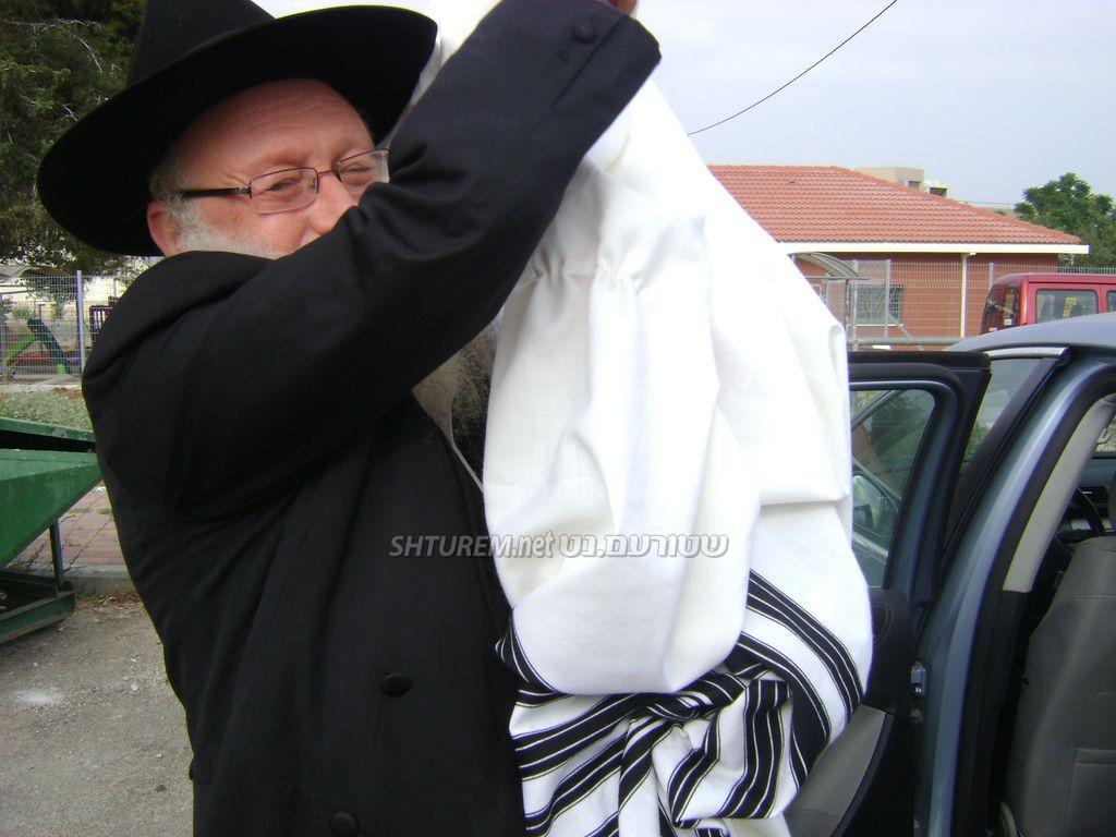 תיעוד מרגש: מוישי הולצברג הוכנס לחיידר