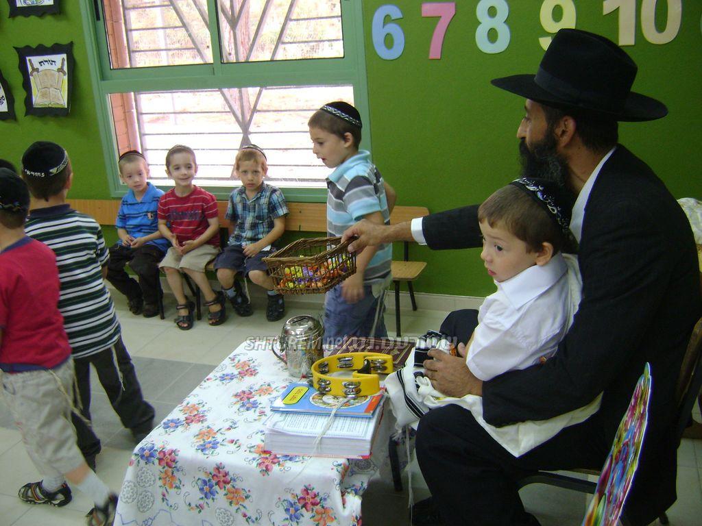 תיעוד מרגש: מוישי הולצברג הוכנס לחיידר