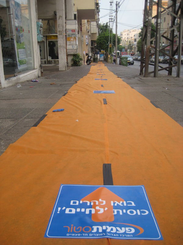 גימיק בבני-ברק: חנות למוצרי חד-פעמי פרשה שטיחים בעיר