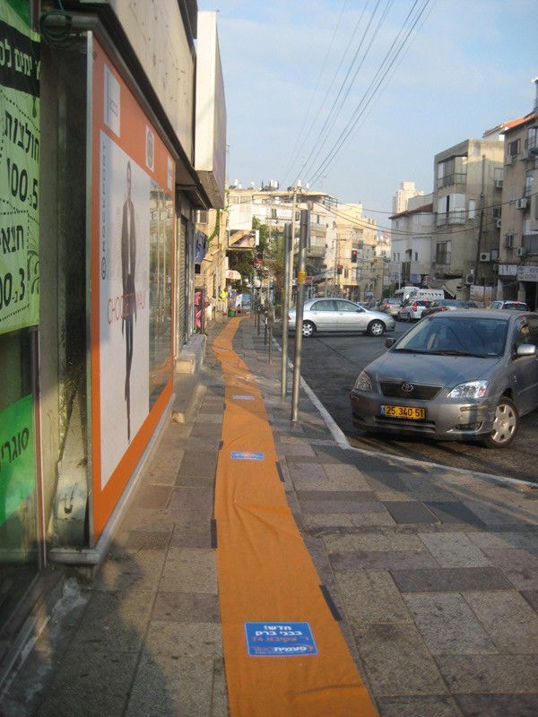 גימיק בבני-ברק: חנות למוצרי חד-פעמי פרשה שטיחים בעיר