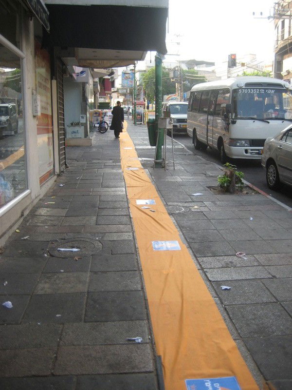 גימיק בבני-ברק: חנות למוצרי חד-פעמי פרשה שטיחים בעיר