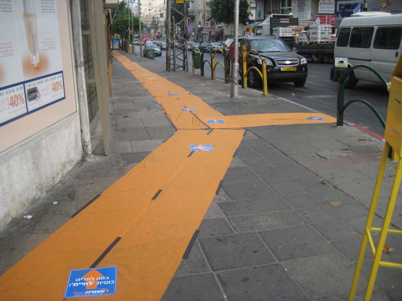 גימיק בבני-ברק: חנות למוצרי חד-פעמי פרשה שטיחים בעיר