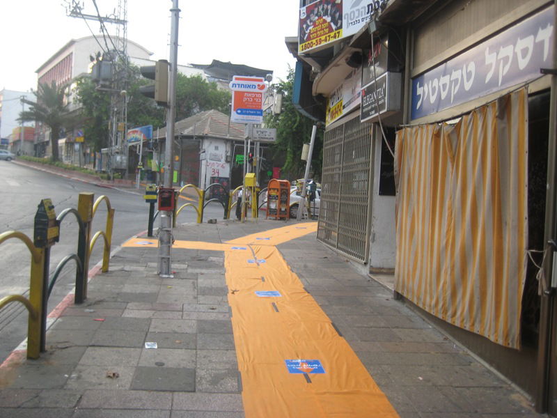 גימיק בבני-ברק: חנות למוצרי חד-פעמי פרשה שטיחים בעיר