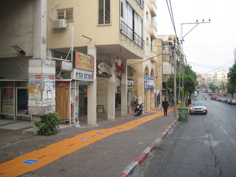 גימיק בבני-ברק: חנות למוצרי חד-פעמי פרשה שטיחים בעיר