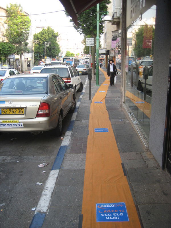 גימיק בבני-ברק: חנות למוצרי חד-פעמי פרשה שטיחים בעיר