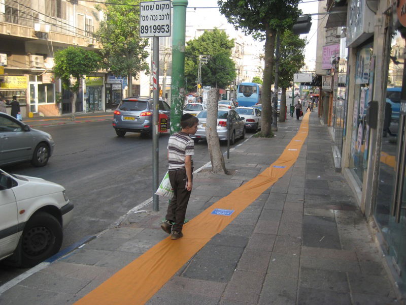 גימיק בבני-ברק: חנות למוצרי חד-פעמי פרשה שטיחים בעיר