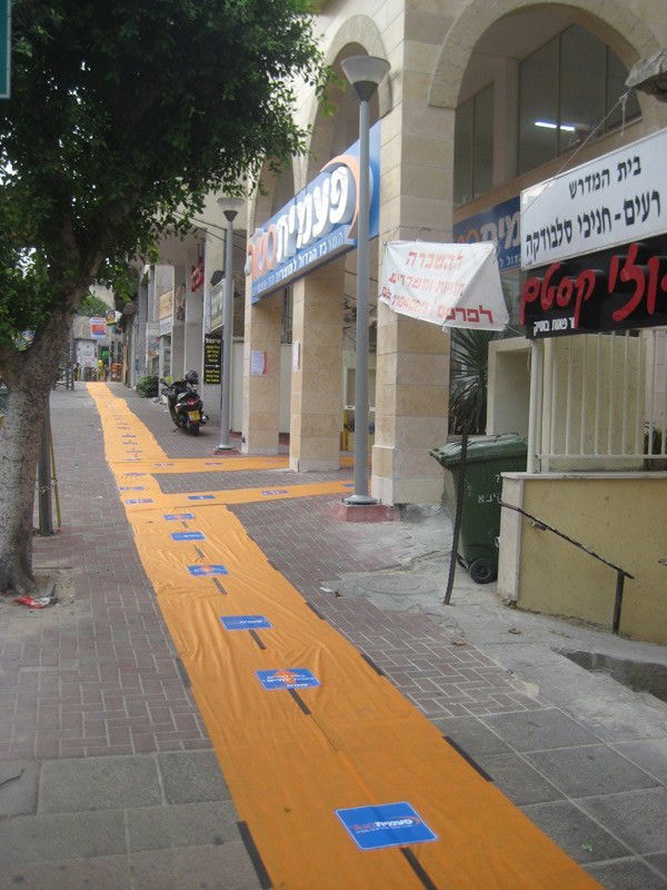 גימיק בבני-ברק: חנות למוצרי חד-פעמי פרשה שטיחים בעיר