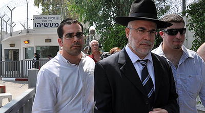 שנה אחרי: בניזרי משתחרר מהכלא; הערב: בנו מתארס